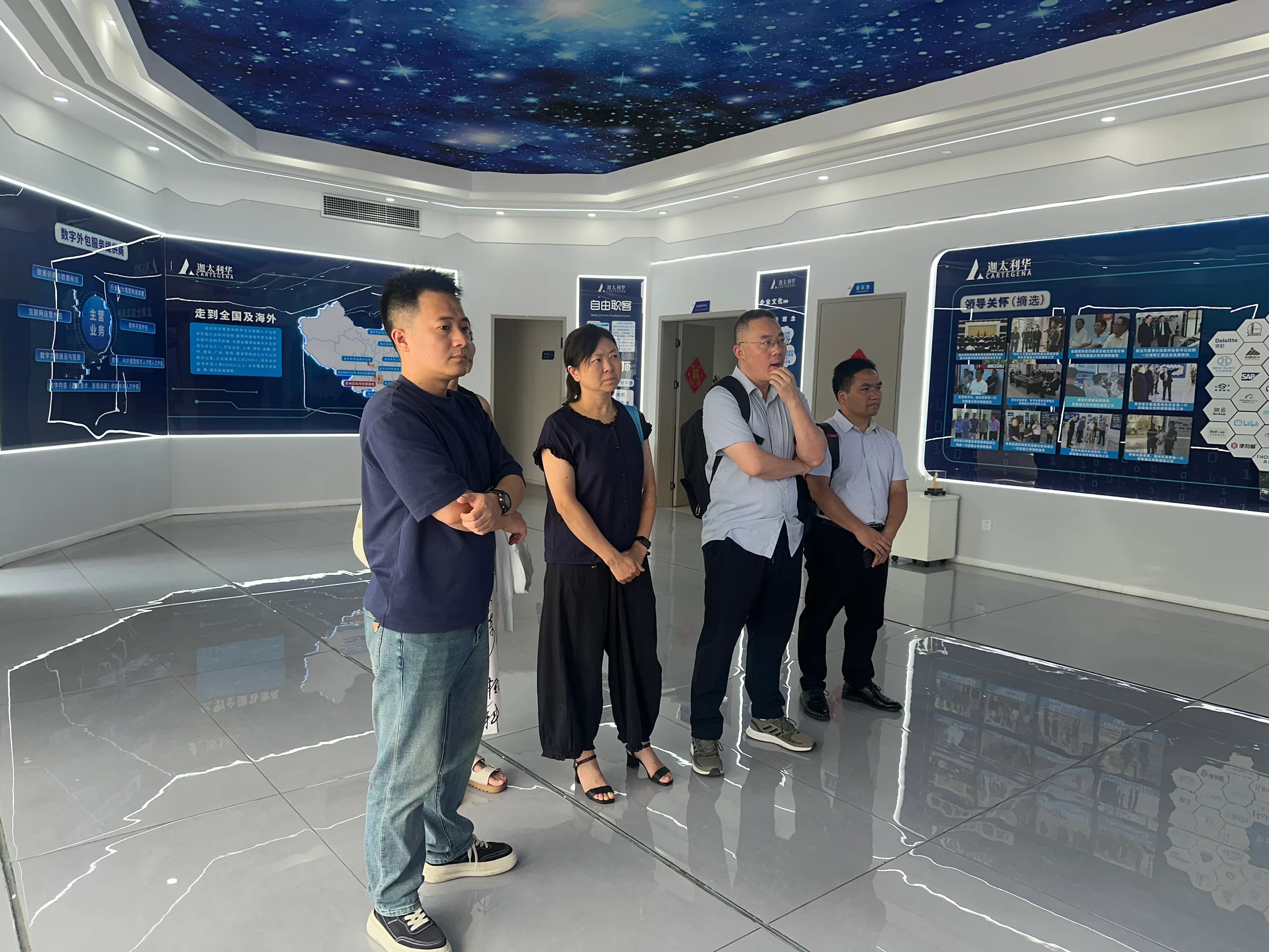 邓老师与企业团队进行现场交流