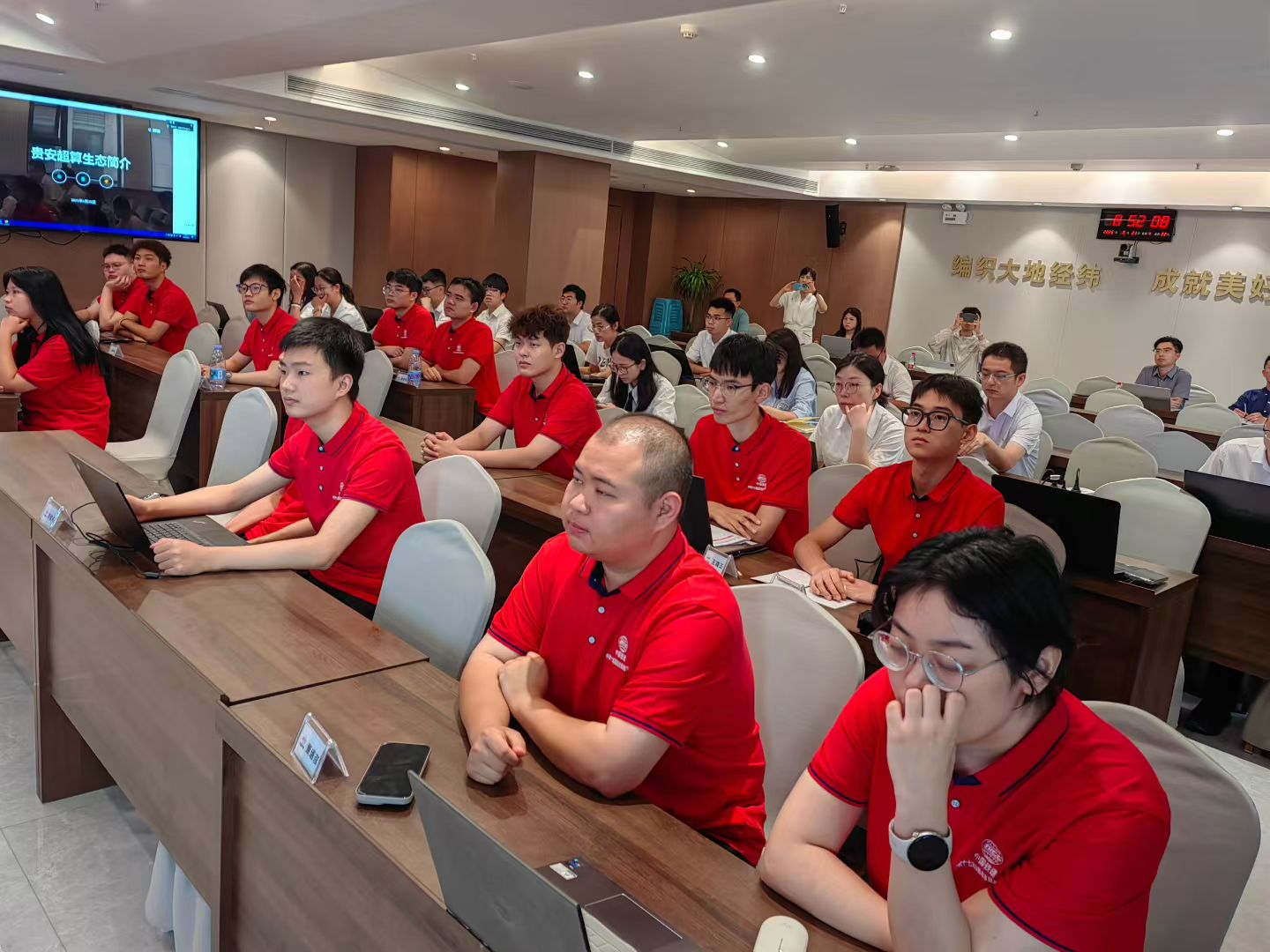 企业员工在课堂学习 AI