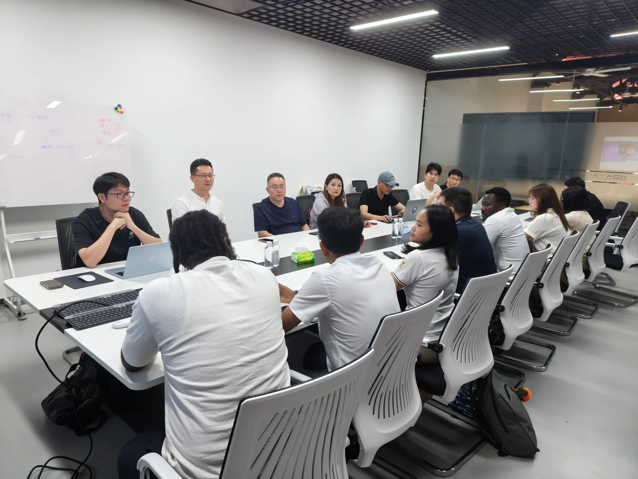 企业团队围绕三层企业 AI 化进行诊断交流